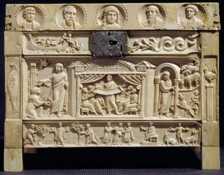 Sztuka paleochretańska: Relikwiarz (lipsanoteka) decoree scen ze Starego i Nowego Testamentu w niższych płaskorzeźbach. IV wiek Z klasztoru Santa Giulia we Włoszech. Brescia, muzeum chrześcijańskie