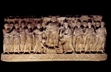 Sztuka paleochretska: rzeźbiony sarkofag przedstawiający Chrystusa z apoterami. z bazyliki św. Piotra w Rzymie, mauzoleum Anicii. 390-400 n.e. Paryż, Luwr