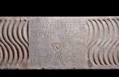 Sztuka paleochretska: fragmentaryczny sarkofag: Dobry Pasterz i epitafium Livii Primitiva. Pasterz z owcami, rybą (symbol chrześcijański) i kotwicą. Znajdź w Rzymie pod Bazyliką Świętego Piotra. 200-250 n.e. Paryż, Luwr