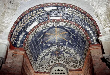Sztuka paleochretańska: monogram Chrystusa otaczają symbole Trójcy Świętej. Mozaika z V lub VI wieku. Baptistere d