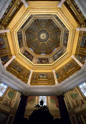 Widok na sklepienie wewnątrz paleochrześcijańskiej baptysterium San Giovanni in Laterano (św. Jana Laterano) (baptysterium laterańskie lub San Giovanni in Fonte), zbudowanego około 440 r. Rzym