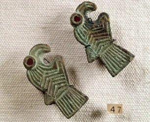 Starożytność chrześcijańska: fibule z brązu inkrustowane granatem w kształcie głów orła. Narodowe Muzeum Archeologiczne, Saint Germain en Laye