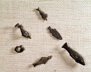 Starożytność chrześcijańska: fibule i biżuteria metalowa w kształcie ryby. Narodowe Muzeum Archeologiczne, Saint Germain en Laye