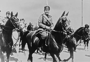 Album „Duce”: Benito Mussolini na koniu ze swoją świtą w Rzymie (zdjęcie czarno-białe)