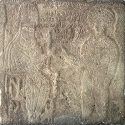 Rzadka stela przedstawiająca Artabanusa V, ostatniego króla Partów, inwestującego Khwasaka, satrapę Suzy: wręcza pierścień jako godło swojej władzy, z Suzy w Iranie, 14 września 215 r. (wapień)
