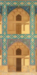 Detal arkad dziedzińca w Medrese-i-Shah-Hussein, Isfahan, płyta 26-27 z Modern Monuments of Persia, wyryte przez A. Levie, 1856 lito