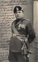 Album "MVSN- Blackshirts": Centurion Milicji w pełnym umundurowaniu, 05/1939 (zdjęcie czarno-białe)