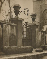 Wiązowe pnie na rury kablowe wykopane w pobliżu St. Annes, Soho, c1935.