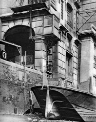 Pozostałości rezydencji kupieckiej od strony Tamizy, niedaleko stacji Cannon Street, 1926-1927