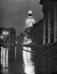 Deszczowa pogoda na Trafalgar Square, Londyn, 1926-1927
