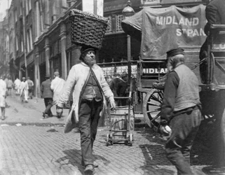 Tragarze rybni na Billingsgate Market, Londyn, 1893.