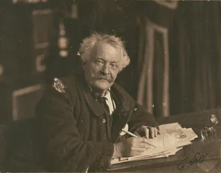 [Félix Nadar siedzi przy stole do pisania].