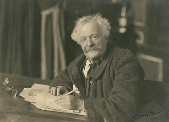Félix Nadar siedzący przy biurku