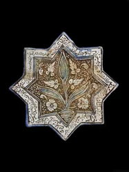 Płytka z ośmioramienną gwiazdą, Sultanabad, Iran, dynastia Il-Khanid (ceramiczna)