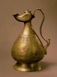 Ewer sygnowany Rafa (?) Ibn Saad, Khurasan, Iran, 1190 (586 Hijra) (mosiądz inkrustowany srebrem i czerwoną miedzią)