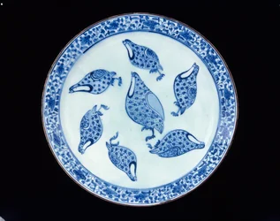 Danie z kuropatwy, Iran, okres Safawidów, XVIII w. (pasta kamienna z niebieską glazurą)