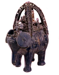 Sztuka perska: ryton lub ryton lub ryton w niebieskim fajansie z regionu Gorgan w Iranie. 13 wiek. Teheran, muzeum archeologiczne