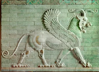 Okres perski achemenidzki, Iran: płaskorzeźba z emaliowanej cegły przedstawiająca gryfa. Z pałacu Dariusza I (550-486 p.n.e.), króla Persji, w Suzie. 510 p.n.e. Paryż, Muzeum Luwru