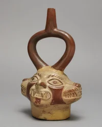 Naczynie ze strzemionami w postaci wielogłowej istoty kociej, 250-500 n.e. (ceramika i pigment)