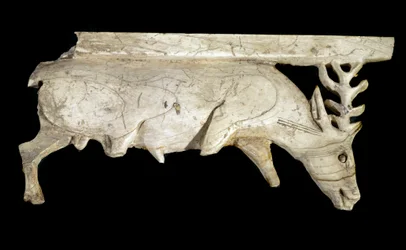 Cywilizacja Fenicjan: ozdoba królewskiego łoża z kości słoniowej w kształcie jelenia ze stanowiska Arslan Tasz (Syria). IX wiek p.n.e. Słońce. 12,5 cm Musée du Louvre, Paryż