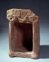 Starożytność orientalna: sanktuarium domowe z terakoty ku czci bożków. IX wiek p.n.e. Z Tell el Far