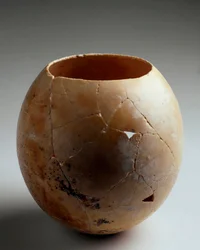Sztuka fenicka: puste jajo strusie. Od Laurity (drewno). VII wiek pne. Ciemny. 13,2 cm Grenada, Muzeum Archeologiczne