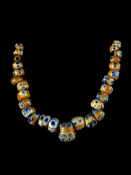 Sztuka fenicka: naszyjnik z pasty szklanej. IV-III wiek p.n.e. Średnica 28 cm Muzeum Archeologiczne Villa Giulia Rzym
