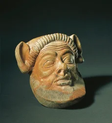 Sztuka fenicka: maska ​​z terakoty przedstawiająca faunę. Z Ibizy w Hiszpanii. III wiek p.n.e. Madryt, Narodowe Muzeum Archeologiczne
