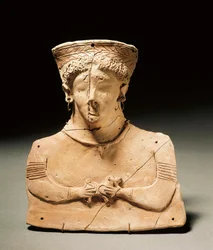Sztuka fenicka: terakotowa statuetka przedstawiająca boginię Tanit, przekłute uszy i nos. III-II wiek p.n.e. Madryt, Museo Arqueológico Nacional