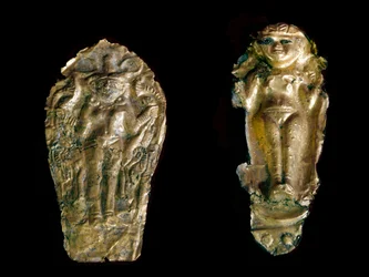 Sztuka fenicka: dwie złote statuetki wybijają z lewej strony boginię Isztar (Inanna lub Astarte) na talerzu, z prawej bogini płodności z uniesionymi ramionami z Tink El Beida w Syrii. XV w.-XII w. p.n.e. Paryskie Muzeum Luwru