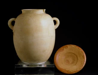 Cywilizacja fenicka: alabastrowa urna i gliniana płyta ze stanowiska Laurity. VII wiek pne. Museo Arqueologico, Granada, Hiszpania