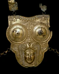 Cywilizacja fenicka: pancernik ze złotego brązu Ksour-es-Saf (Ksour es Saf, Ksour Essef lub Ksour Essaf). III-II wiek p.n.e. Muzeum Bardo w Tunisie