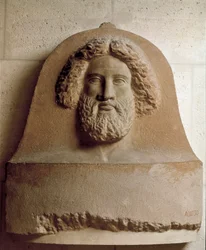 Cywilizacja fenicka: głowa mężczyzny wyrzeźbiona na fenickim sarkofagu. IV wiek p.n.e. Marmurowy relief. Wymiary: 80 cm. Paryż, Muzeum Luwru