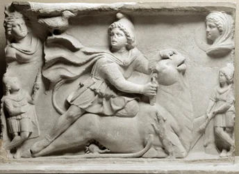 Cywilizacja fenicka: scena ofiarna przedstawiająca bóstwo Mitrę zabijające byka. II lub III wiek n.e. Marmurowy relief. Paryż, Muzeum Luwru