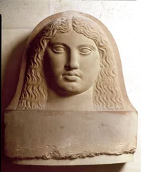 Cywilizacja fenicka: głowa kobiety wyrzeźbiona na fenickim sarkofagu. IV wiek p.n.e. Marmurowy relief. Wymiary: 72 cm. Paryż, Musée du Louvre