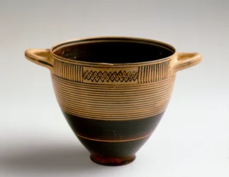 Sztuka fenicka: typ Kotyl wycięty w malowanej glinie. Od Laurie (Almunecar w Hiszpanii) Wym. 8x9,2 cm Granada, muzeum archeologiczne