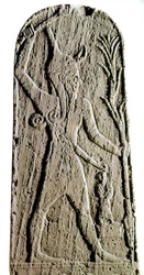 Sztuka fenicka: wapienna stela boga Baala wśród błyskawic. (Bóg wojownik chroniący króla) Rzeźba z XIX lub XVIII wieku p.n.e. Z Ras Szamra (Ugarit lub Ougarit), wymiary 142 cm, Paryż, Musée du Louvre