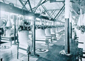 Produkcja naturalnej bielizny wełnianej, ok. 1900, z książki „Pod Krzyżem Południa – Przebłyski Australii”, opublikowanej w 1908 r. (zdjęcie czarno-białe)