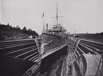 HMS „Flora” w Dock, Esquimalt, Kolumbia Brytyjska (zdjęcie czarno-białe)