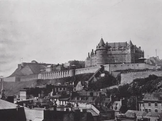 Zamek i Cytadela z Dolnego Miasta, Quebec (zdjęcie czarno-białe)