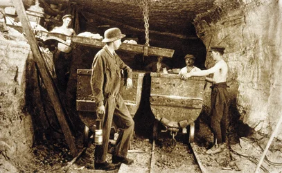 Górnicy w kopalni potażu, Alzacja, ok. 1900 (czarno-białe zdjęcie)