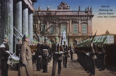 Zmiana warty w Neue Wache, Unter den Linden, Berlin, Niemcy (kolorowe zdjęcie)
