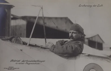 Francuski lotnik Louis Bleriot, pierwszy, który przeleciał przez kanał La Manche, swoim jednopłatowcem (zdjęcie czarno-białe)