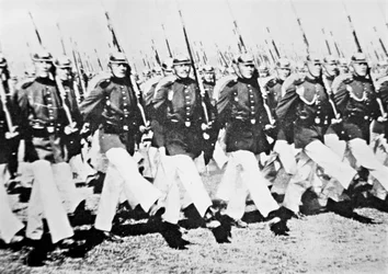 Oddziały niemieckie na paradzie przed kajzerem, 28 sierpnia 1911 (zdjęcie czarno-białe)