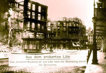 Zdewastowane miasto Lille po zajęciu go przez wojska niemieckie, październik 1914 (zdjęcie czarno-białe)