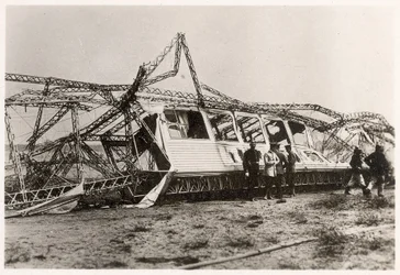 Ruiny Zeppelina LZ10 "Schwaben" po jego zniszczeniu 28 czerwca 1912 (zdjęcie czarno-białe)