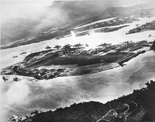 Widok z lotu ptaka na Ford Island i Battleship Row, Pearl Harbor, 7 grudnia 1941 (zdjęcie czarno-białe)