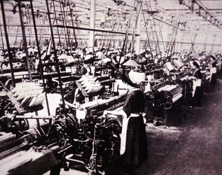 Japoński przemysł bawełniany: kobiety pracujące na krosnach Toyoda, ok. 1920 r. (zdjęcie czarno-białe)