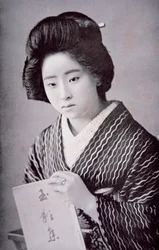 Japonka, ok. 1910 (zdjęcie czarno-białe)