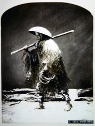 Japoński tragarz w zimowym stroju, ok. 1900 (kolorowe zdjęcie)
